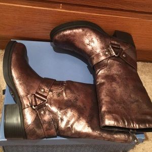 NWT Simply vera Wang metallic SVRO boots zip 7